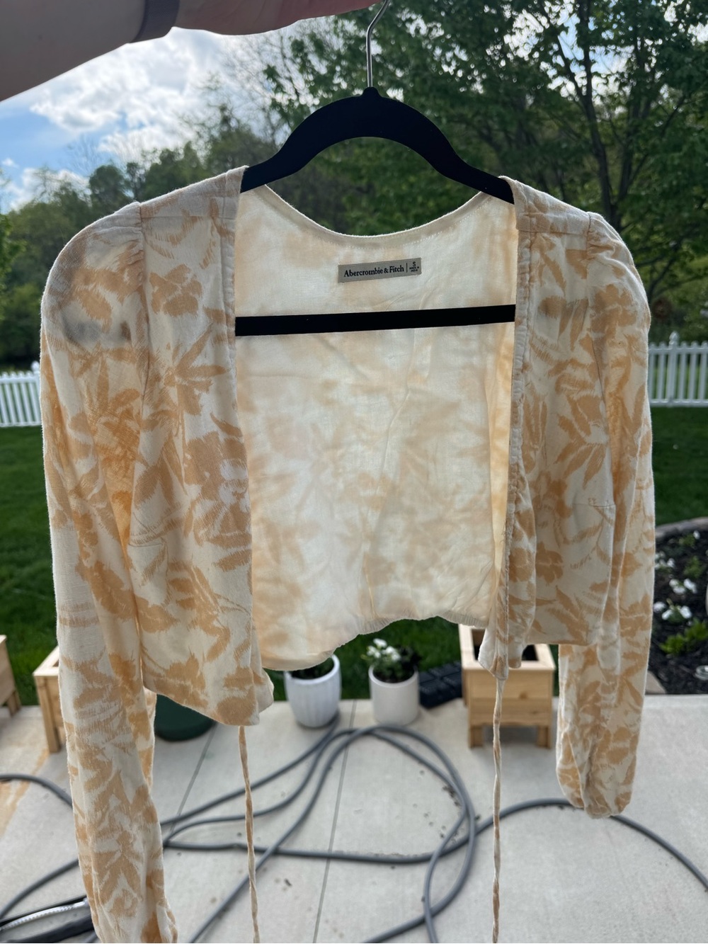 Abercrombie & Fitch Cream and Tan Floral Tie-Front Cropped shirt